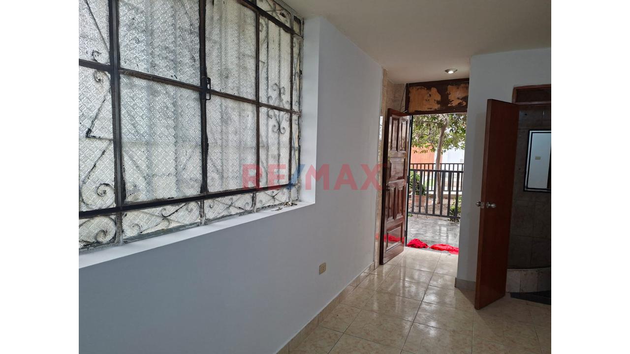 Se Alquila Departamento En Los Olivos 1Er Piso Puerta Calle Frente Parque — foto 2