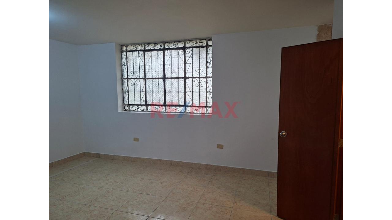 Se Alquila Departamento En Los Olivos 1Er Piso Puerta Calle Frente Parque — foto 11