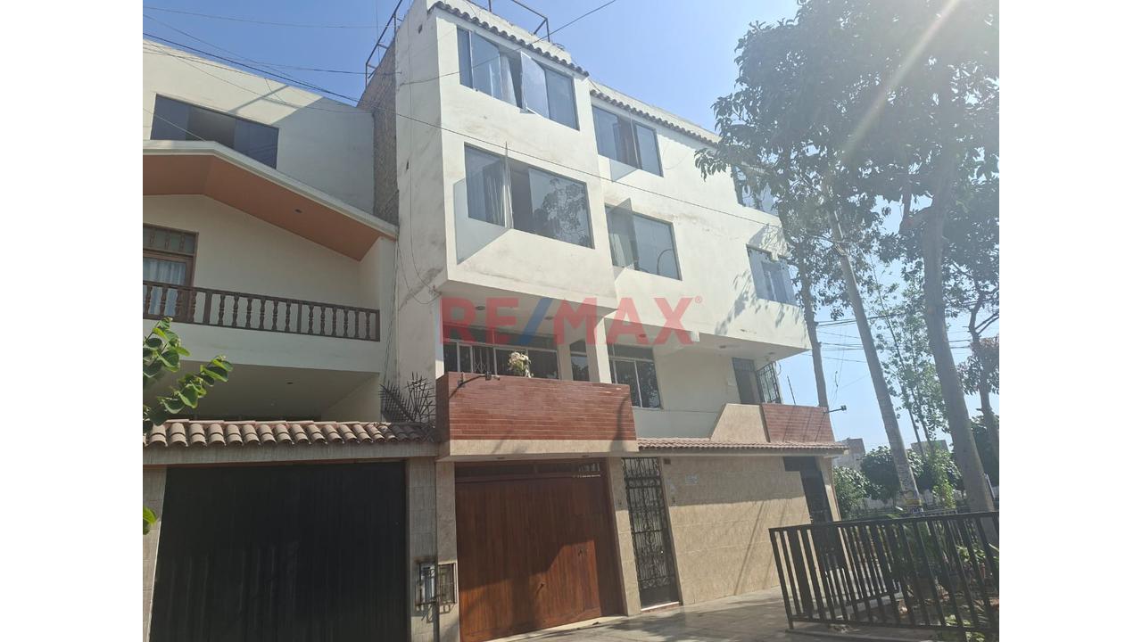 Se Alquila Departamento En Los Olivos 1Er Piso Puerta Calle Frente Parque