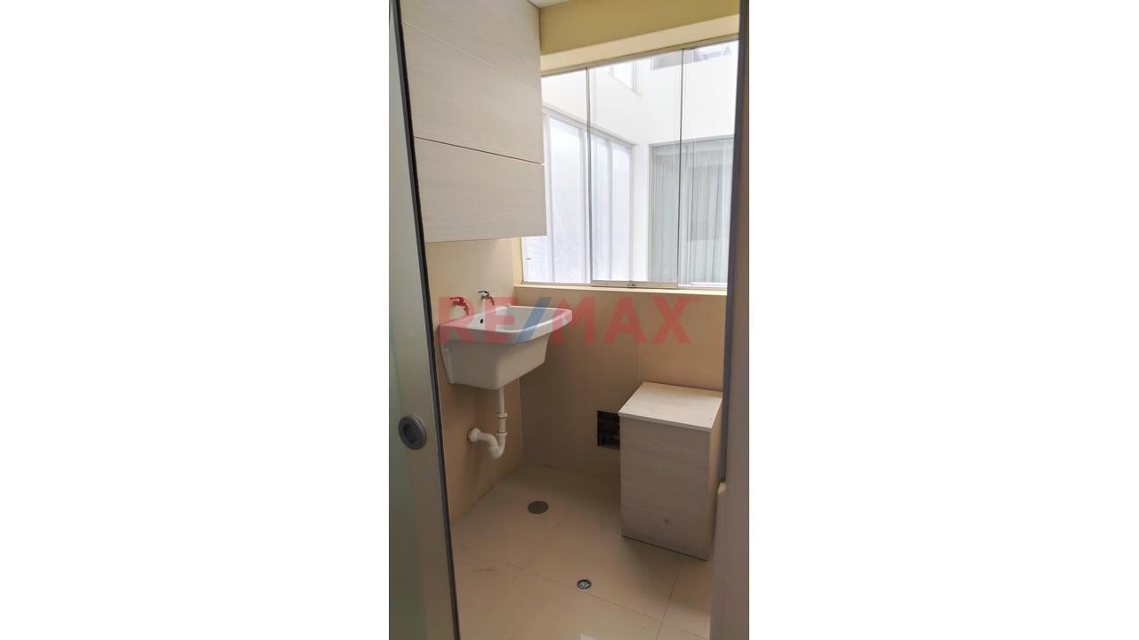 Alquiler De Amplio Departamento Con Cochera En Res. Mirasol De Cayma — foto 4