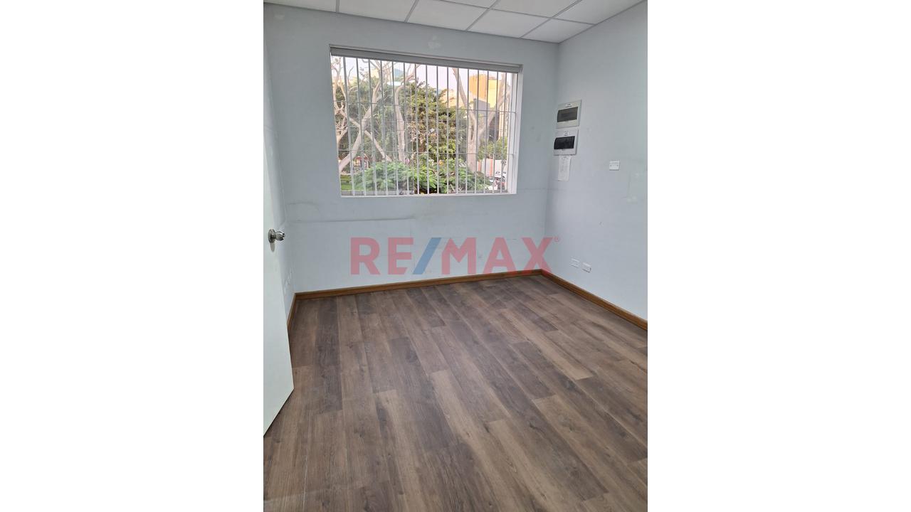 Alquiler Local Comercial/Oficina En San Isidro - A Pasos Del Centro Financiero 369M2 - 11