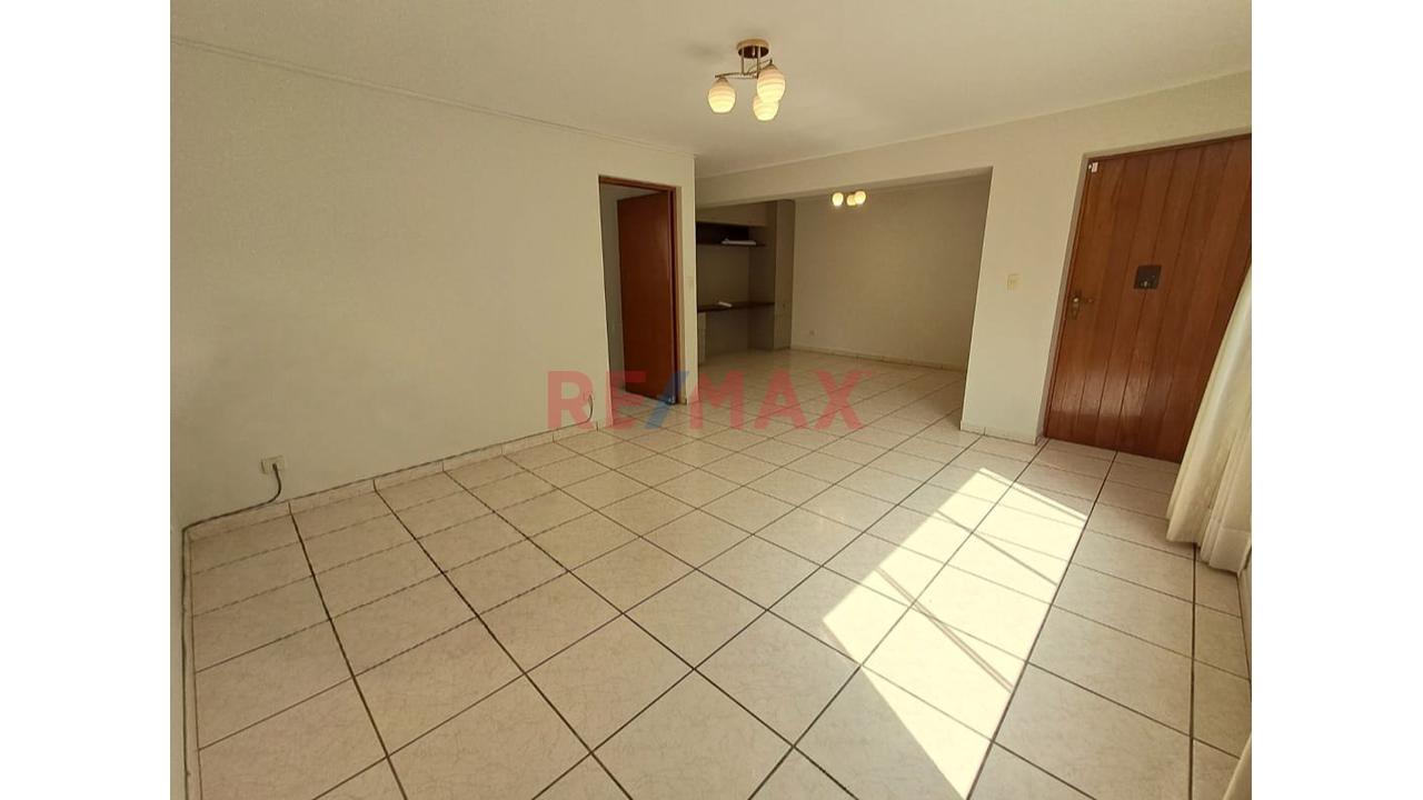 Se Alquila! Departamento 2 Hab + Cochera En 2Do Piso - A 5 Min Del Jockey Plaza Y Univ. De Lima — foto 2
