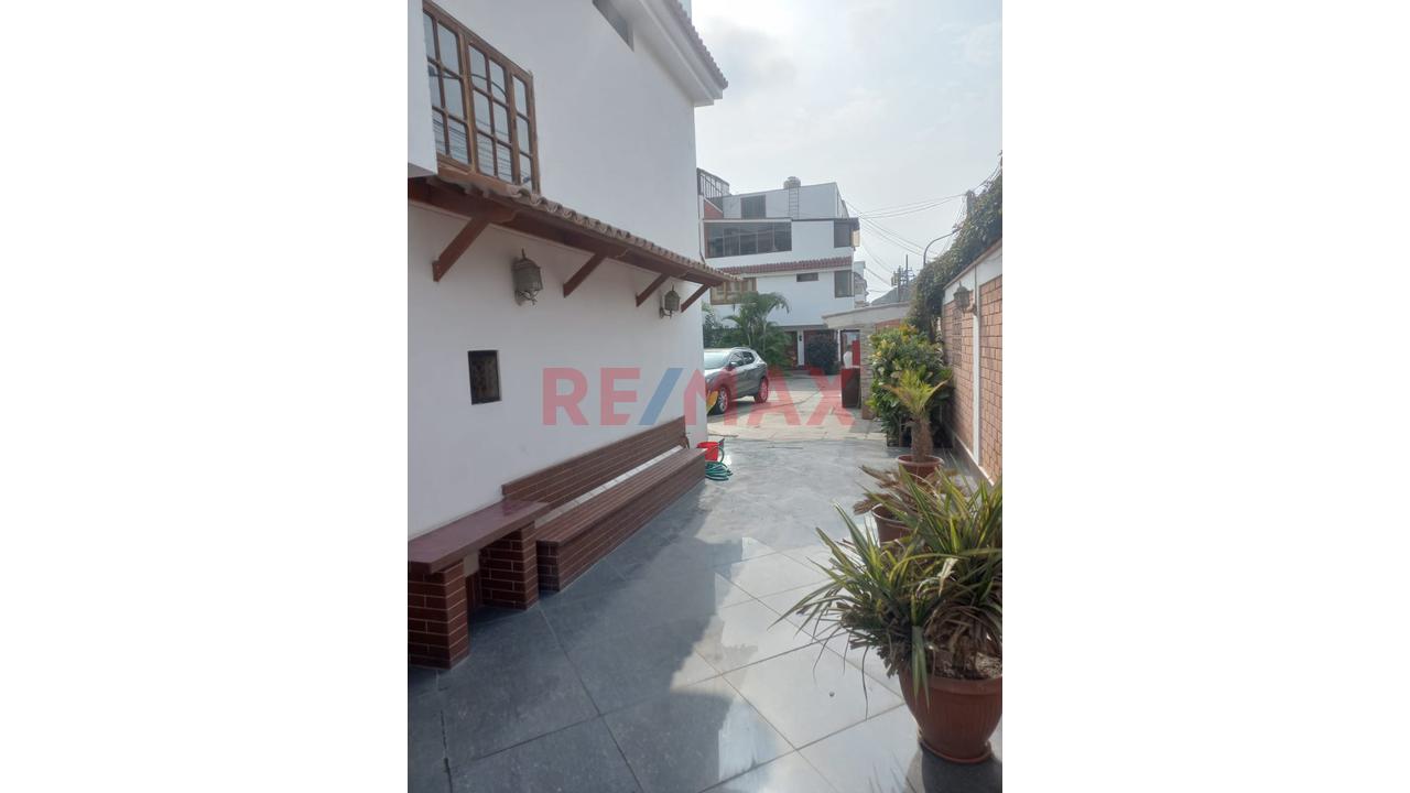 Venta De Hermosa Casa De 3 Pisos + Azotea En Santiago De Surco — foto 9