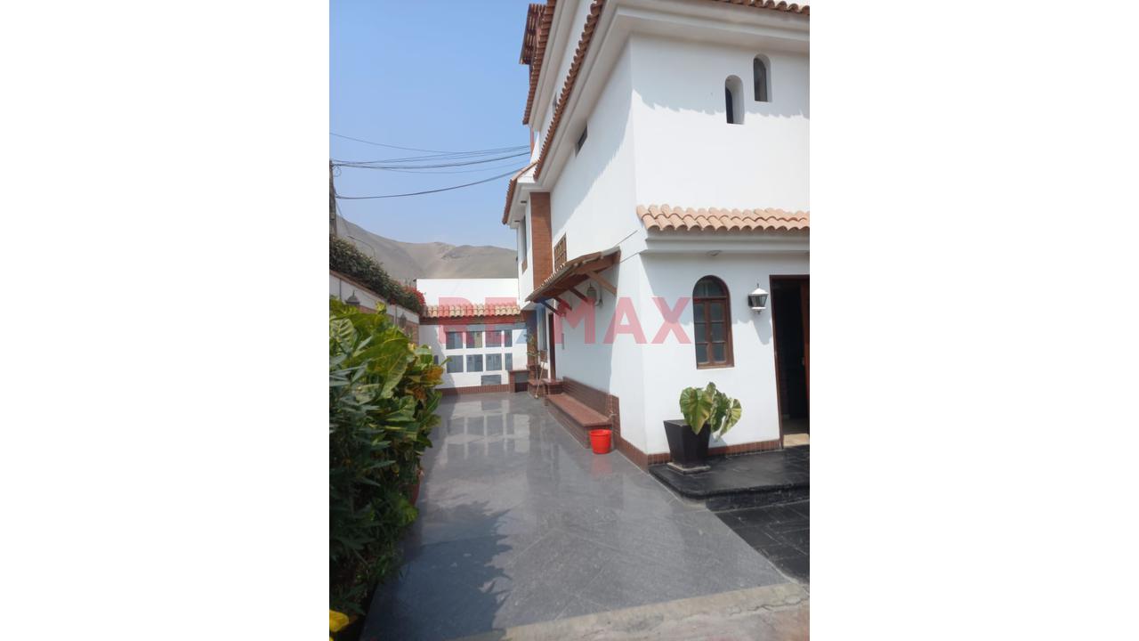 Venta De Hermosa Casa De 3 Pisos + Azotea En Santiago De Surco — foto 6