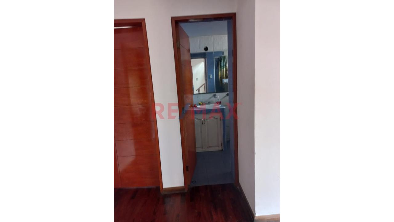 Venta De Hermosa Casa De 3 Pisos + Azotea En Santiago De Surco — foto 12