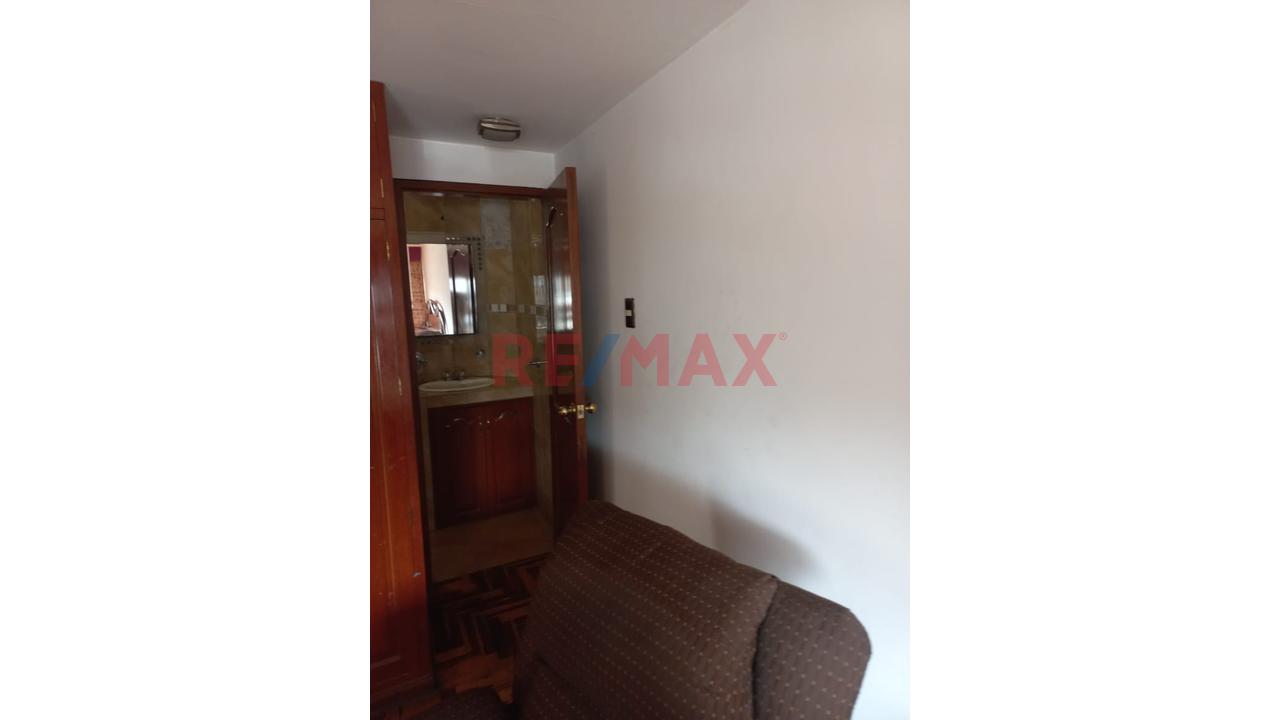 Venta De Hermosa Casa De 3 Pisos + Azotea En Santiago De Surco — foto 3