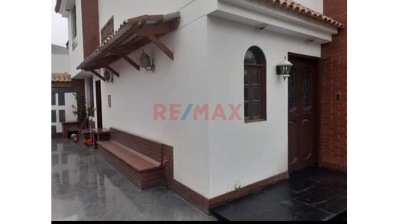 Venta De Hermosa Casa De 3 Pisos + Azotea En Santiago De Surco — foto 2