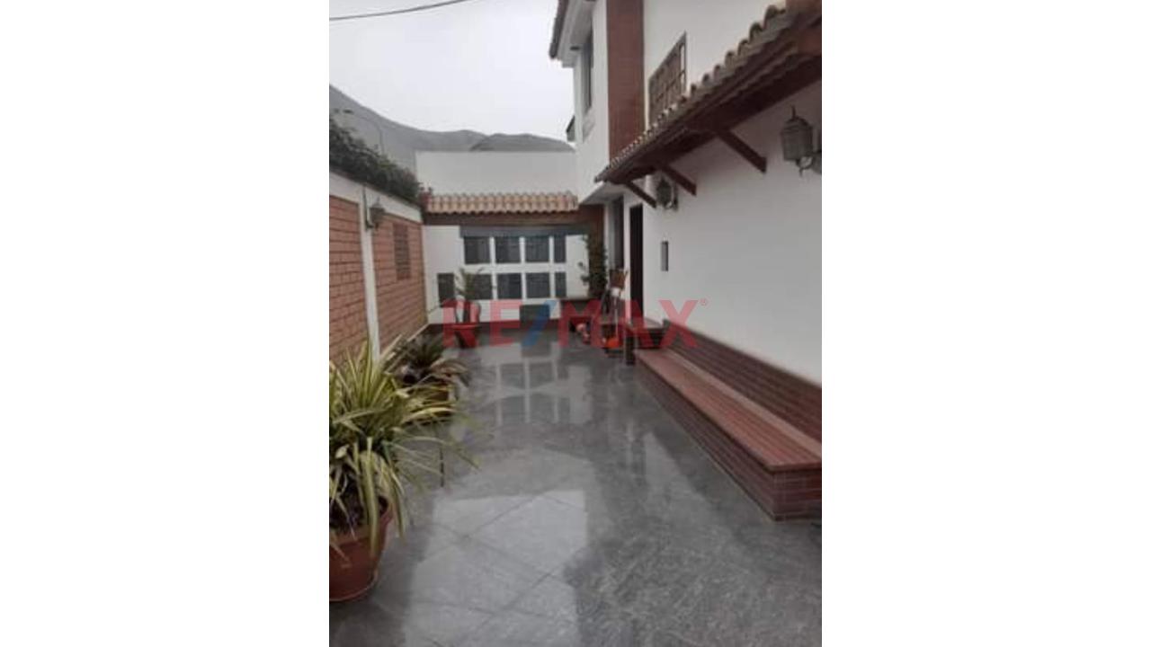 Venta De Hermosa Casa De 3 Pisos + Azotea En Santiago De Surco — foto 4