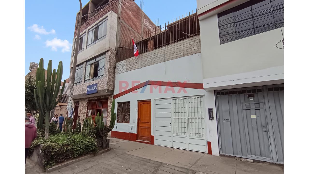 🚨Casa De 3 Pisos En Plena Av. Alcides Carrion A 01 Cdra De Mayolo En Smp🚨 — foto 2