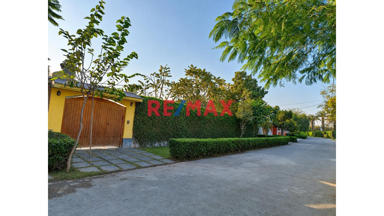 🏡🌿✨ ¡Atención Familias E Inversionistas! Descubre Esta Espectacular Casa De Campo Con Piscina, Amplias Áreas Verdes, Departamento Y Mini Departamento En Huachipa 🏊♀️🌳💫