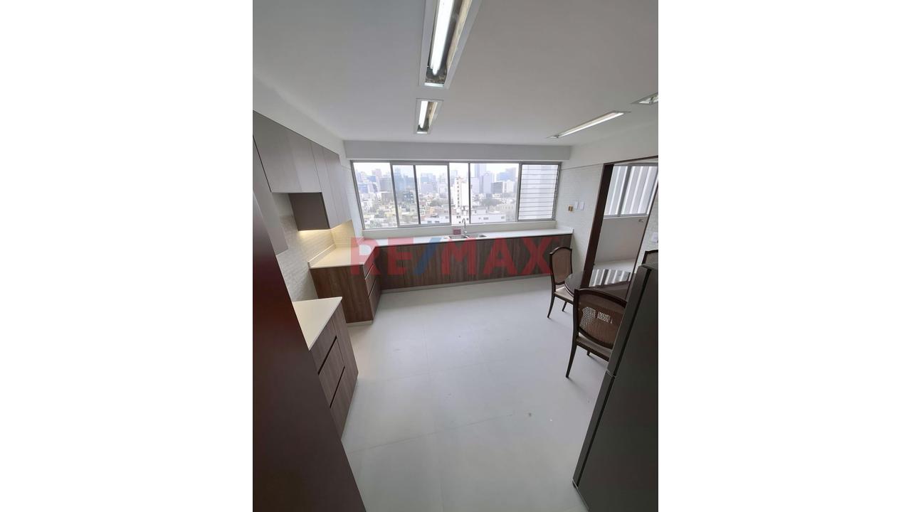 Alquiler  Departamento Remodelado Con Balcón En San Isidro "Edificio Lafayette" — foto 2