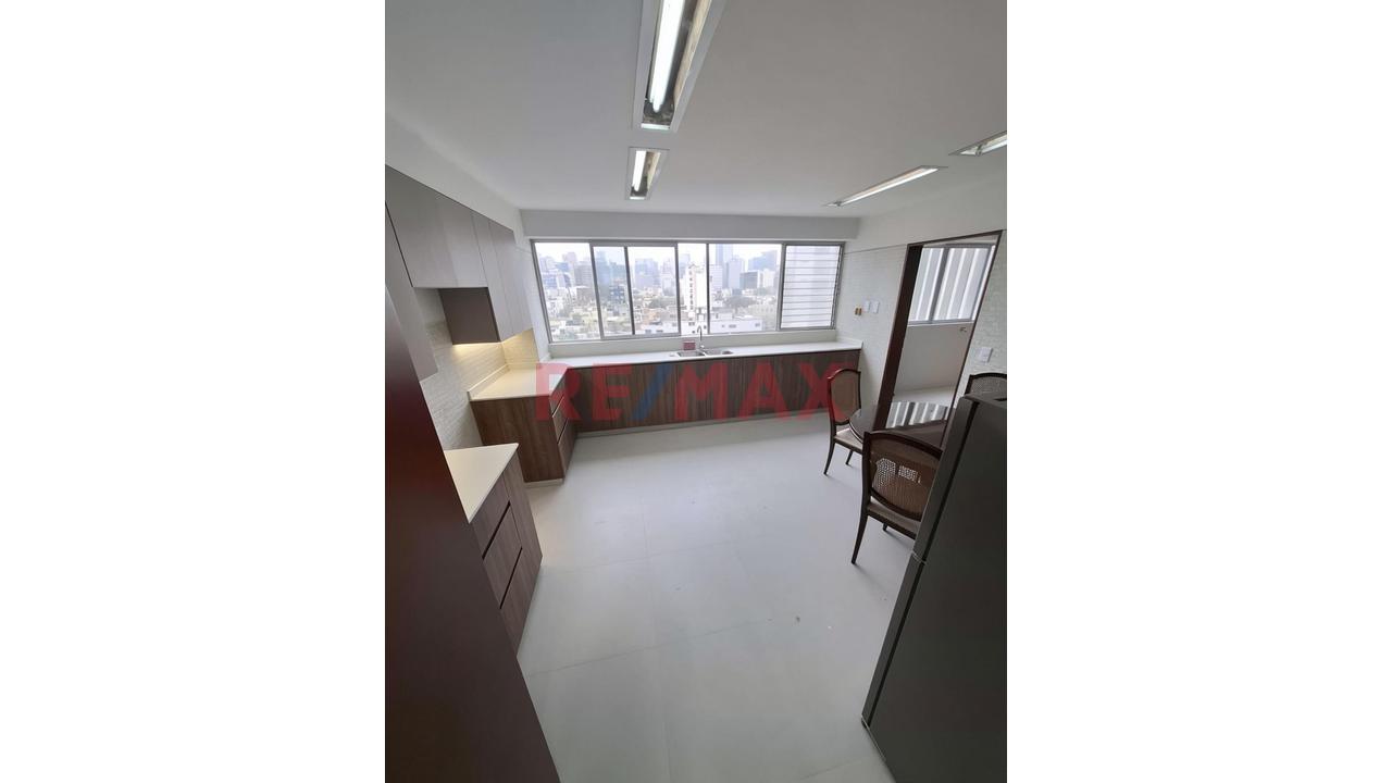 Alquiler  Departamento Remodelado Con Balcón En San Isidro "Edificio Lafayette" — foto 7