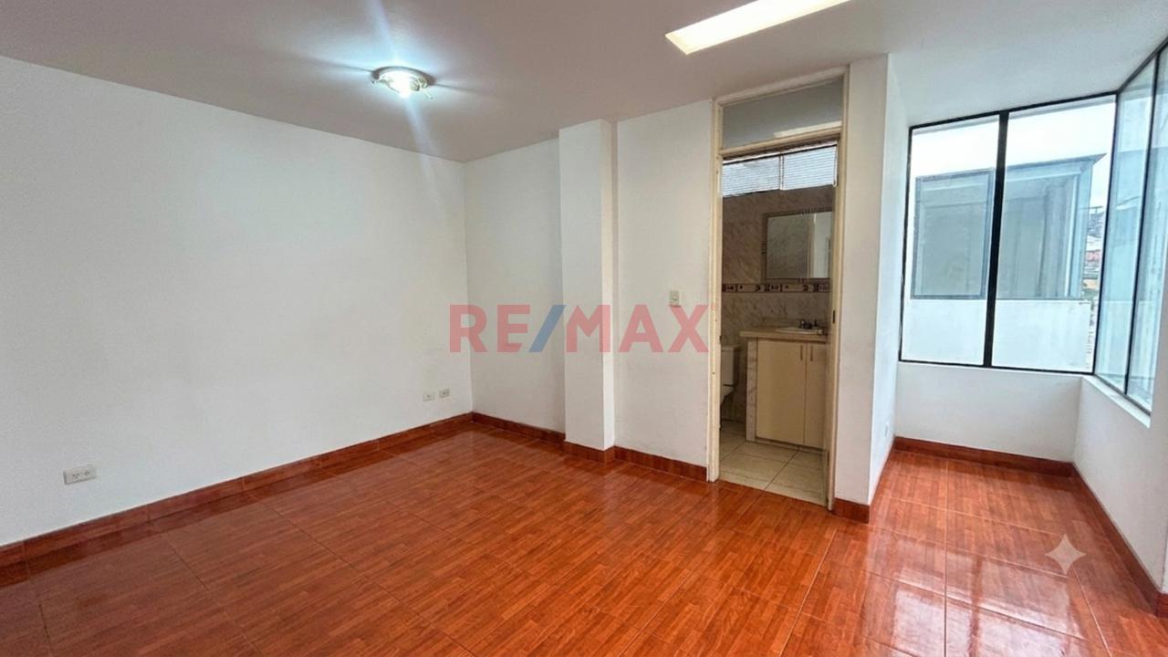 Venta Casa De 4 Niveles Con Patio, Terraza Y Jardín En La Molina - 15