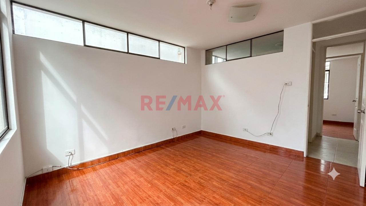 Venta Casa De 4 Niveles Con Patio, Terraza Y Jardín En La Molina - 14