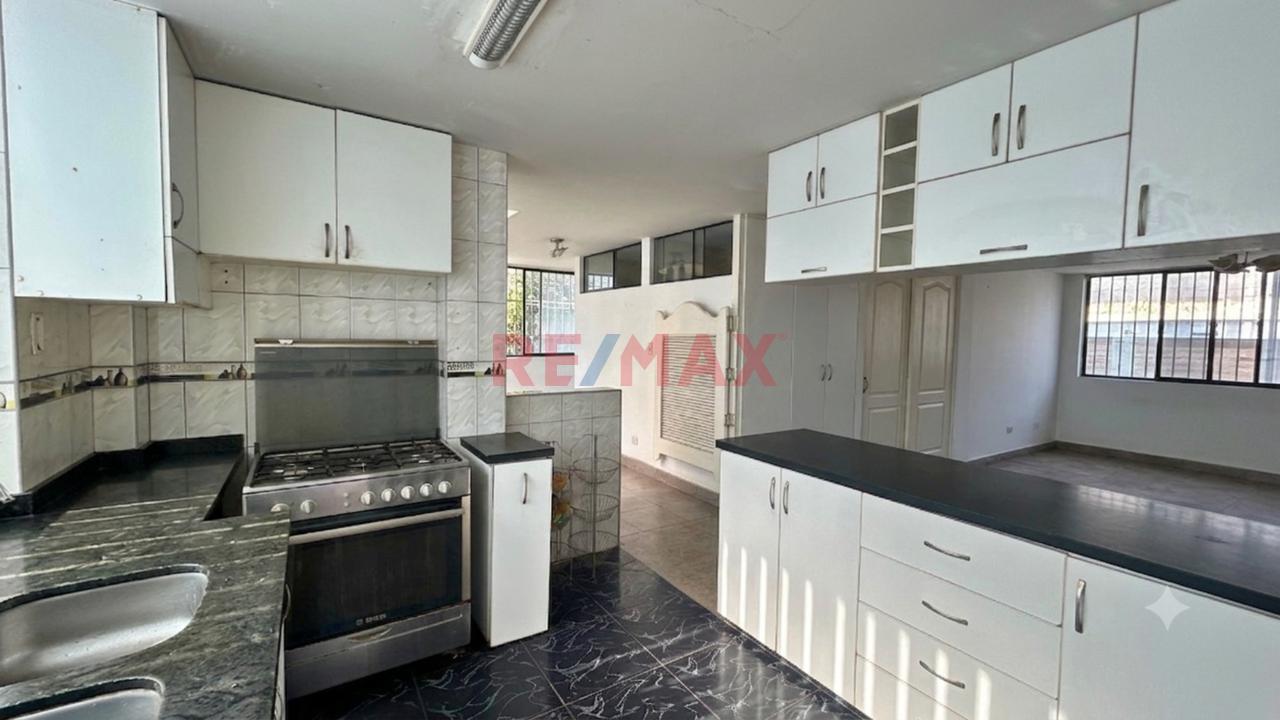 Venta Casa De 4 Niveles Con Patio, Terraza Y Jardín En La Molina - 18