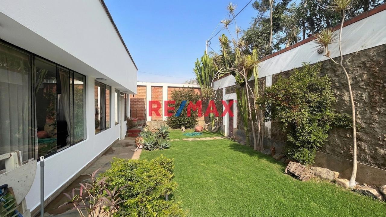 Venta Casa De 4 Niveles Con Patio, Terraza Y Jardín En La Molina - 1
