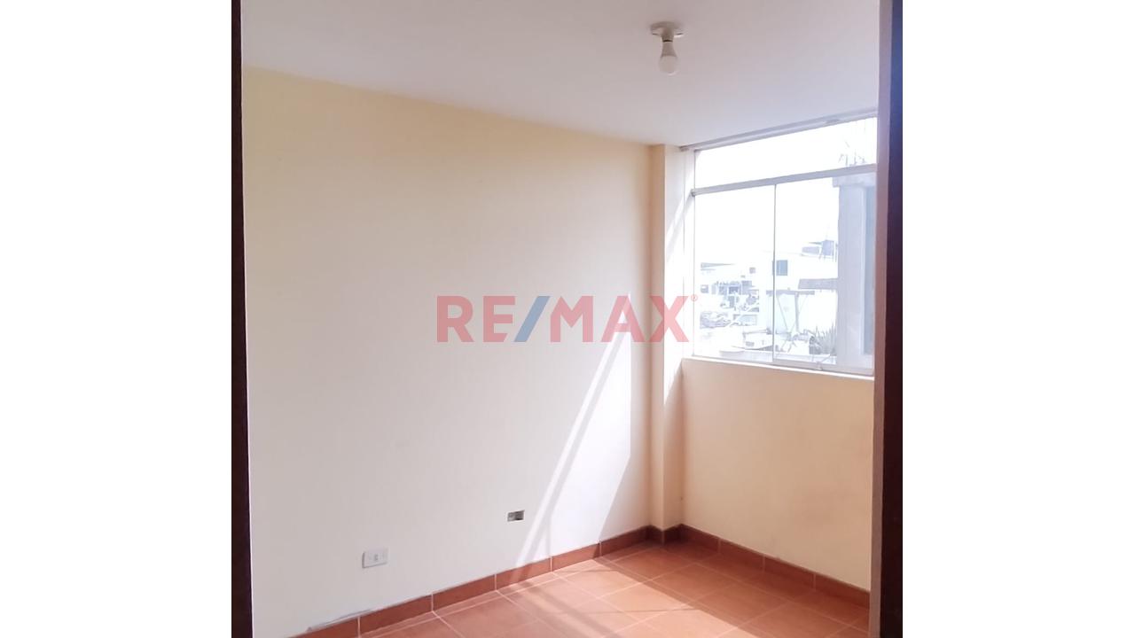 Venta De Amplio Departamento En Los Olivos — foto 5