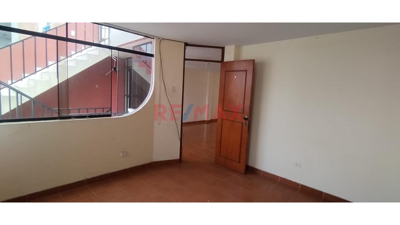 Venta De Amplio Departamento En Los Olivos — foto 2