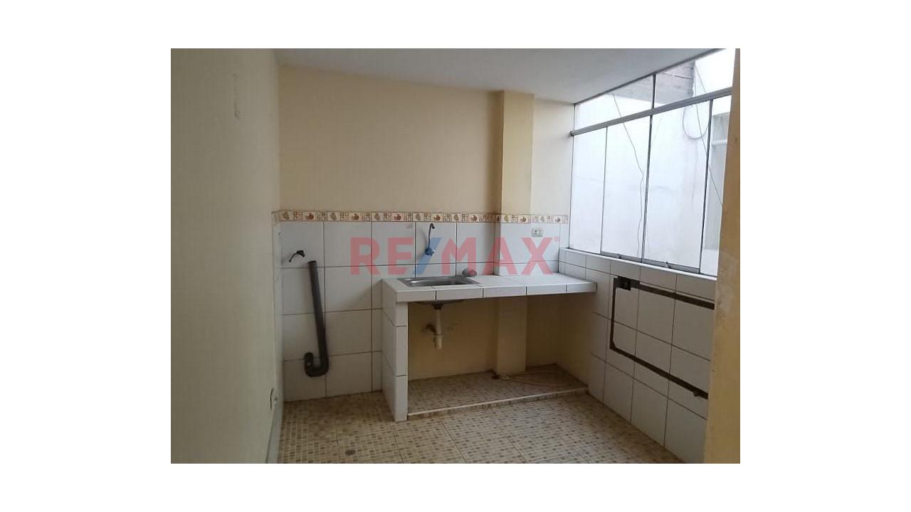 Venta De Amplio Departamento En Los Olivos — foto 6