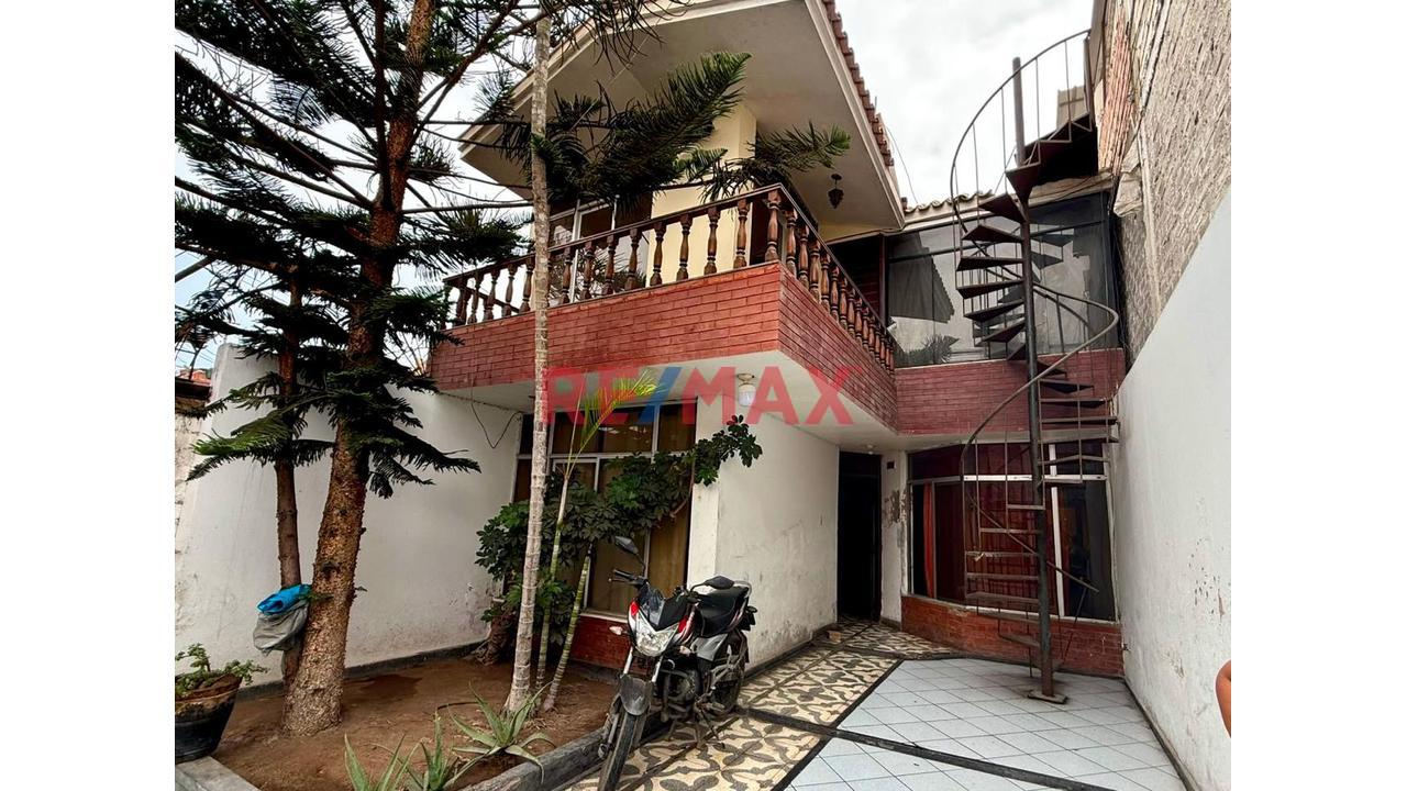 Casa De 3 Pisos En Venta - Lurín - 1