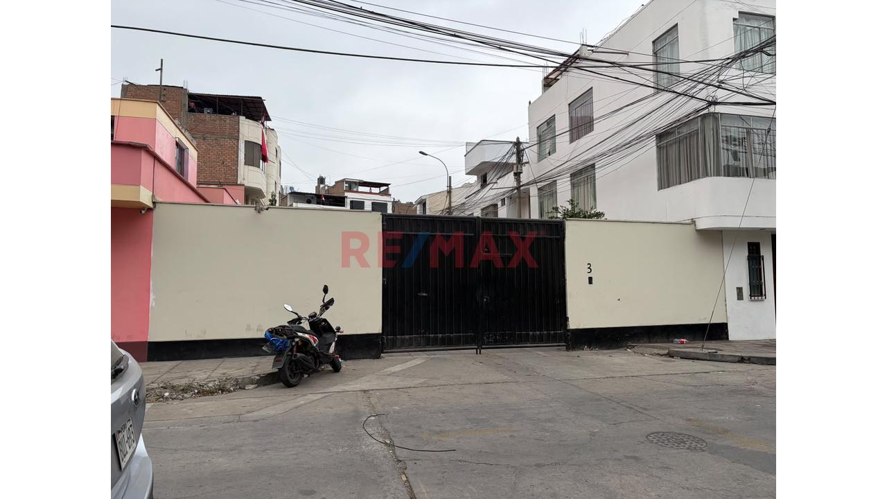 Casa De 3 Pisos 385 M² De Área Construida, 8 Habitaciones 4 Baños Como Acciones Y Derechos - 6