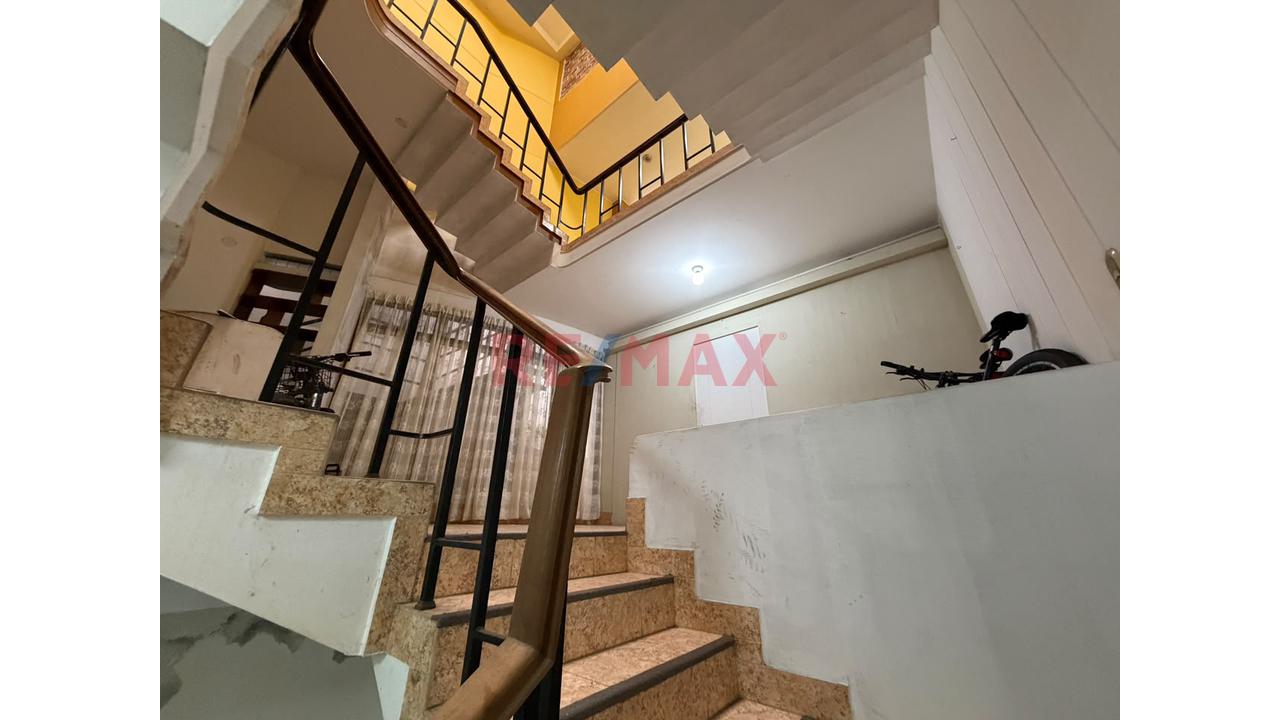 Casa De 3 Pisos 385 M² De Área Construida, 8 Habitaciones 4 Baños Como Acciones Y Derechos - 13