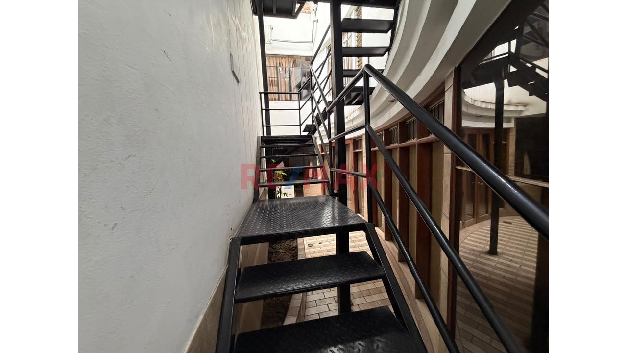 Casa De 3 Pisos 385 M² De Área Construida, 8 Habitaciones 4 Baños Como Acciones Y Derechos - 21