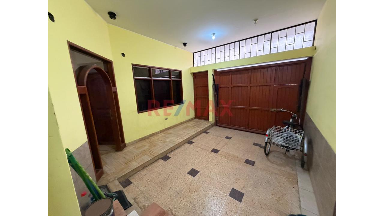 Casa De 3 Pisos 385 M² De Área Construida, 8 Habitaciones 4 Baños Como Acciones Y Derechos - 12