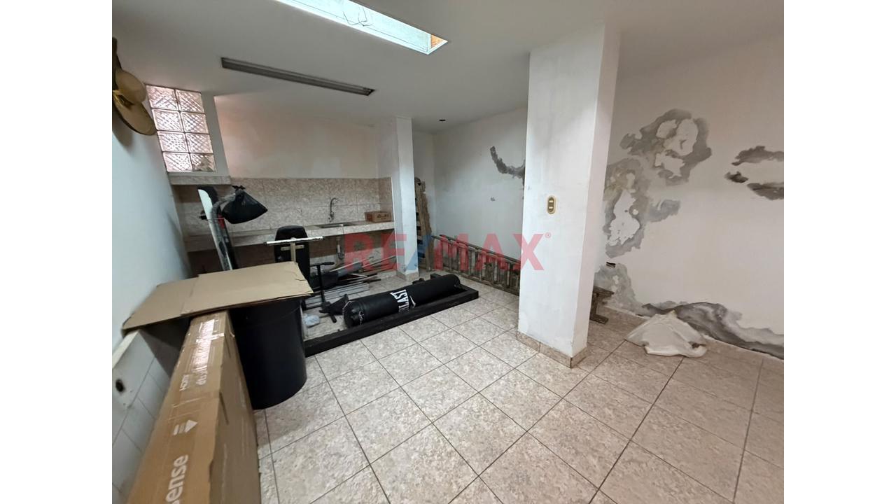 Casa De 3 Pisos 385 M² De Área Construida, 8 Habitaciones 4 Baños Como Acciones Y Derechos - 16
