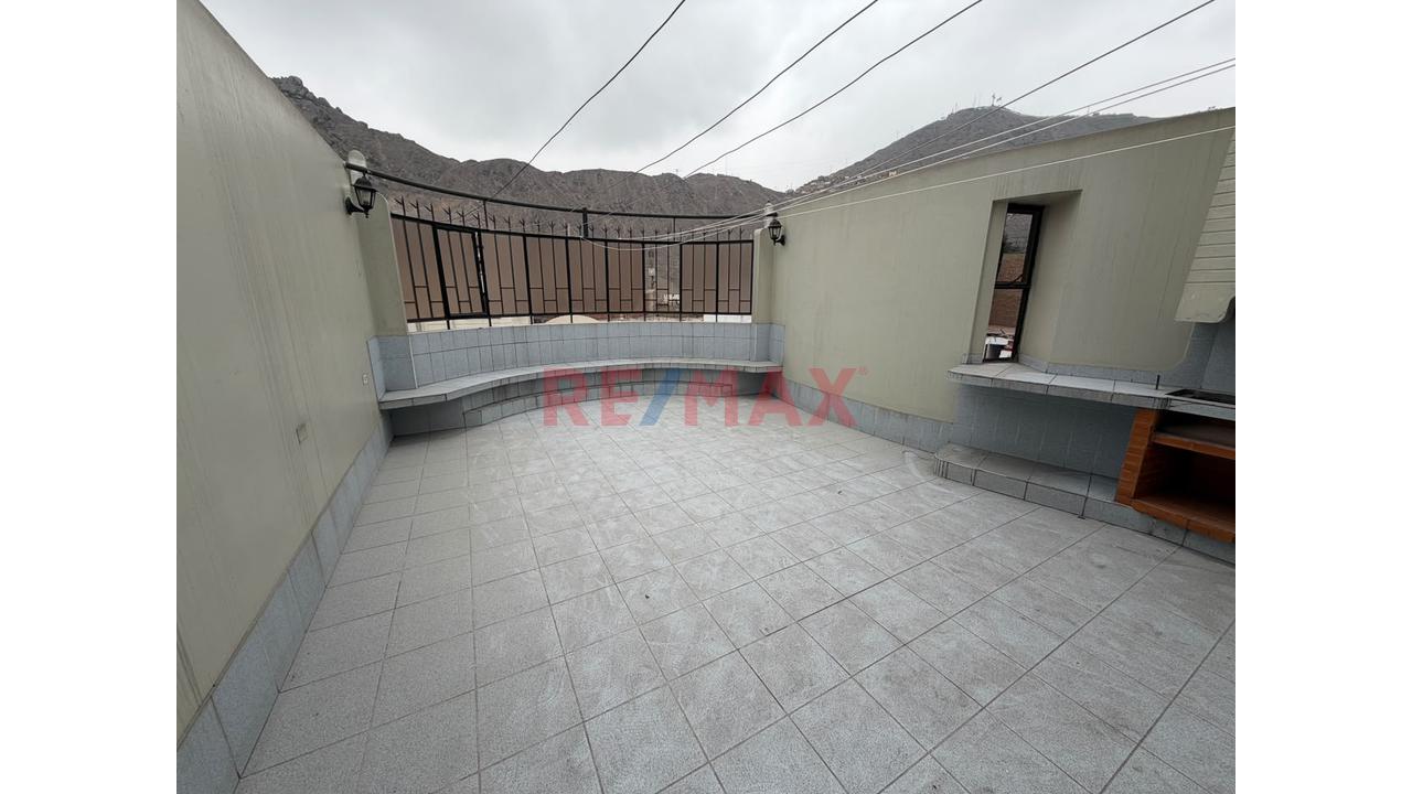 Casa De 3 Pisos 385 M² De Área Construida, 8 Habitaciones 4 Baños Como Acciones Y Derechos - 2