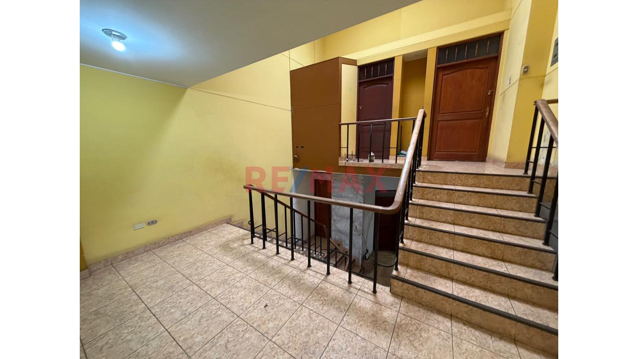 Casa De 3 Pisos 385 M² De Área Construida, 8 Habitaciones 4 Baños Como Acciones Y Derechos - 10