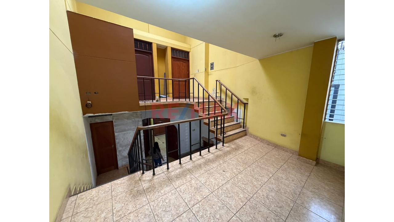 Casa De 3 Pisos 385 M² De Área Construida, 8 Habitaciones 4 Baños Como Acciones Y Derechos - 11