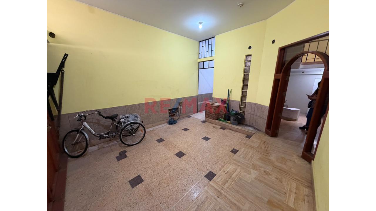 Casa De 3 Pisos 385 M² De Área Construida, 8 Habitaciones 4 Baños Como Acciones Y Derechos - 19