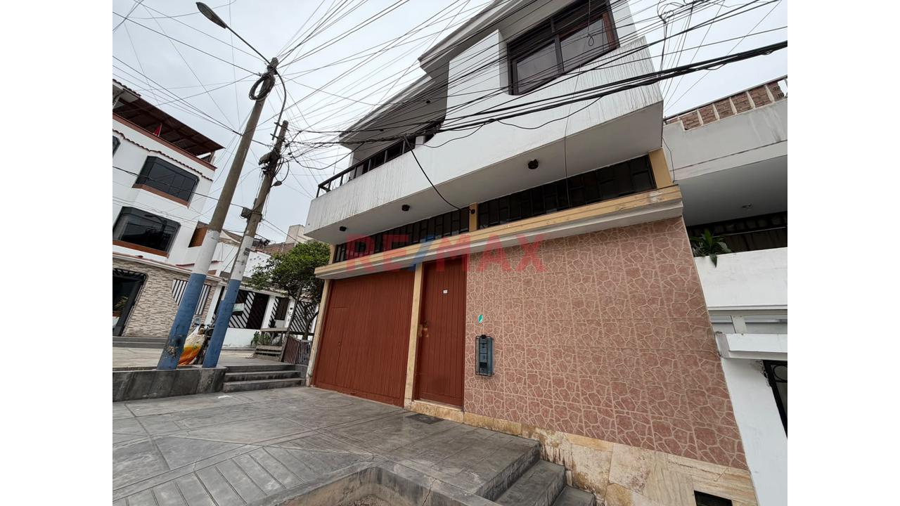Casa De 3 Pisos 385 M² De Área Construida, 8 Habitaciones 4 Baños Como Acciones Y Derechos - 8
