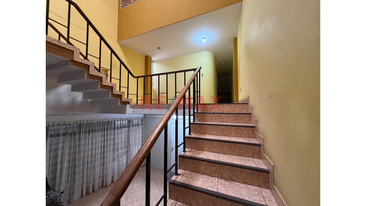 Casa De 3 Pisos 385 M² De Área Construida, 8 Habitaciones 4 Baños Como Acciones Y Derechos - 20