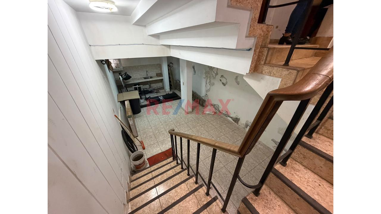 Casa De 3 Pisos 385 M² De Área Construida, 8 Habitaciones 4 Baños Como Acciones Y Derechos - 17