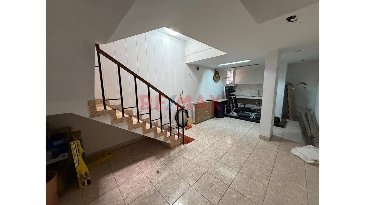 Casa De 3 Pisos 385 M² De Área Construida, 8 Habitaciones 4 Baños Como Acciones Y Derechos - 15