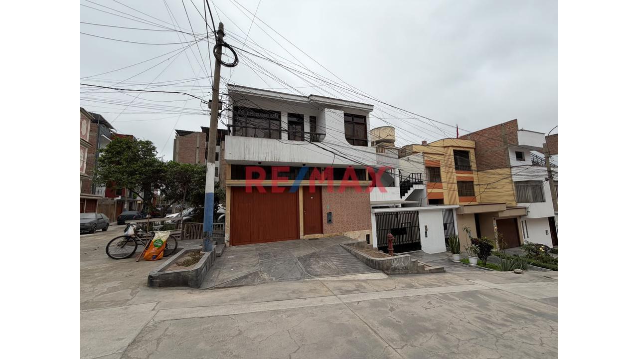 Casa De 3 Pisos 385 M² De Área Construida, 8 Habitaciones 4 Baños Como Acciones Y Derechos - 1