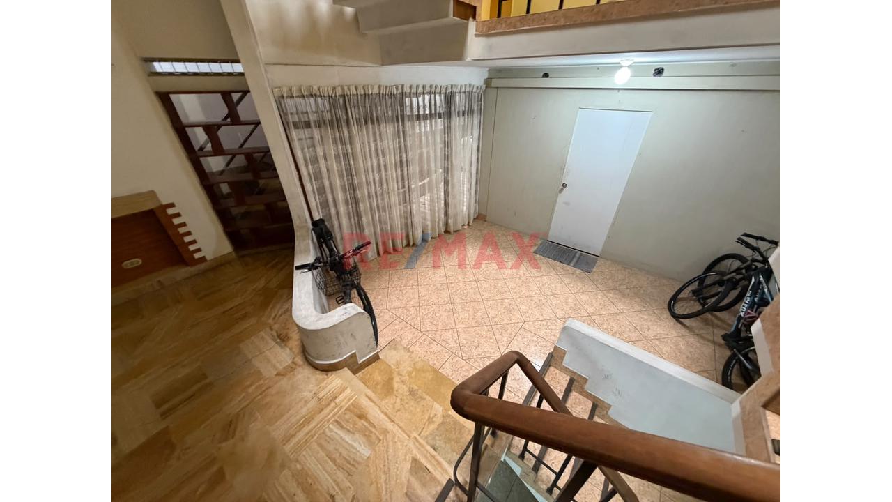 Casa De 3 Pisos 385 M² De Área Construida, 8 Habitaciones 4 Baños Como Acciones Y Derechos - 7
