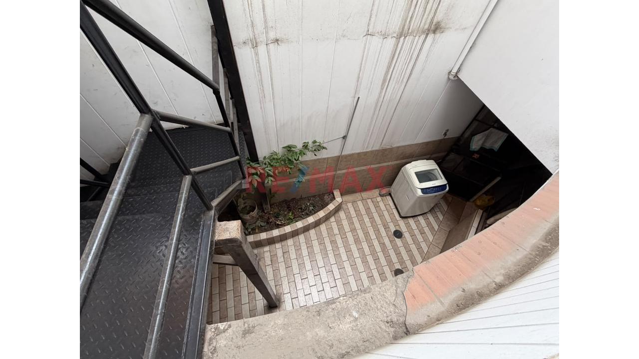 Casa De 3 Pisos 385 M² De Área Construida, 8 Habitaciones 4 Baños Como Acciones Y Derechos - 4