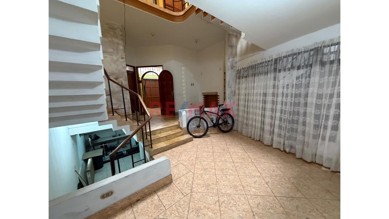 Casa De 3 Pisos 385 M² De Área Construida, 8 Habitaciones 4 Baños Como Acciones Y Derechos - 3