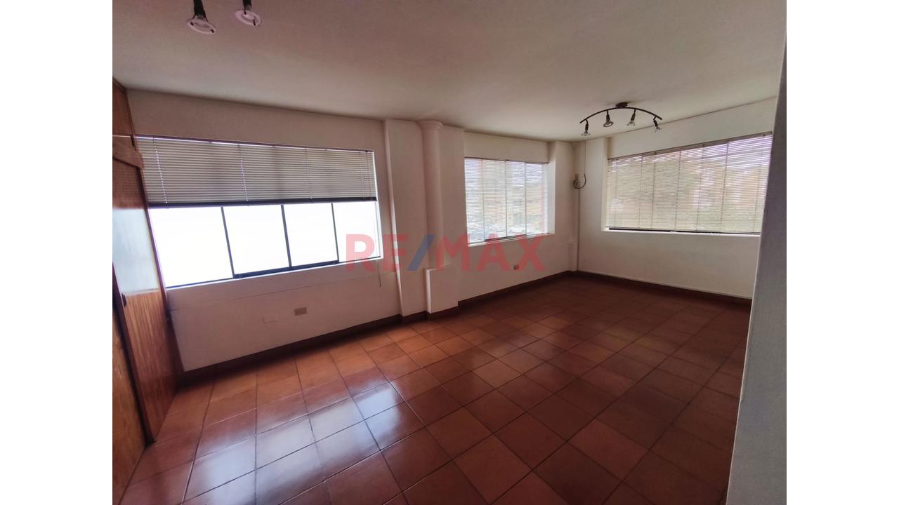 Local Comercial En Plena Avenida Andres A. Aramburu - 5