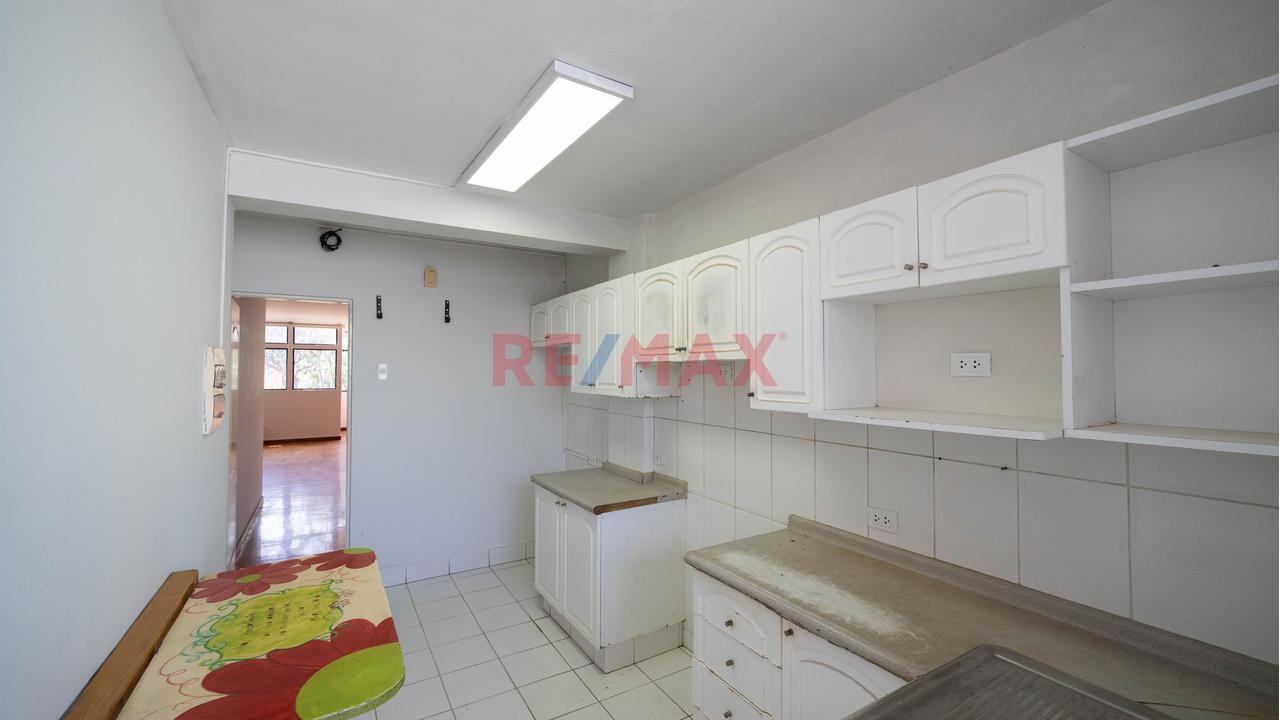 Vive En Exclusiva Zona De Miraflores!!... Departamento De 176.35 M2, En 2Do Piso, Con Vista A Parque + Estacionamiento — foto 11