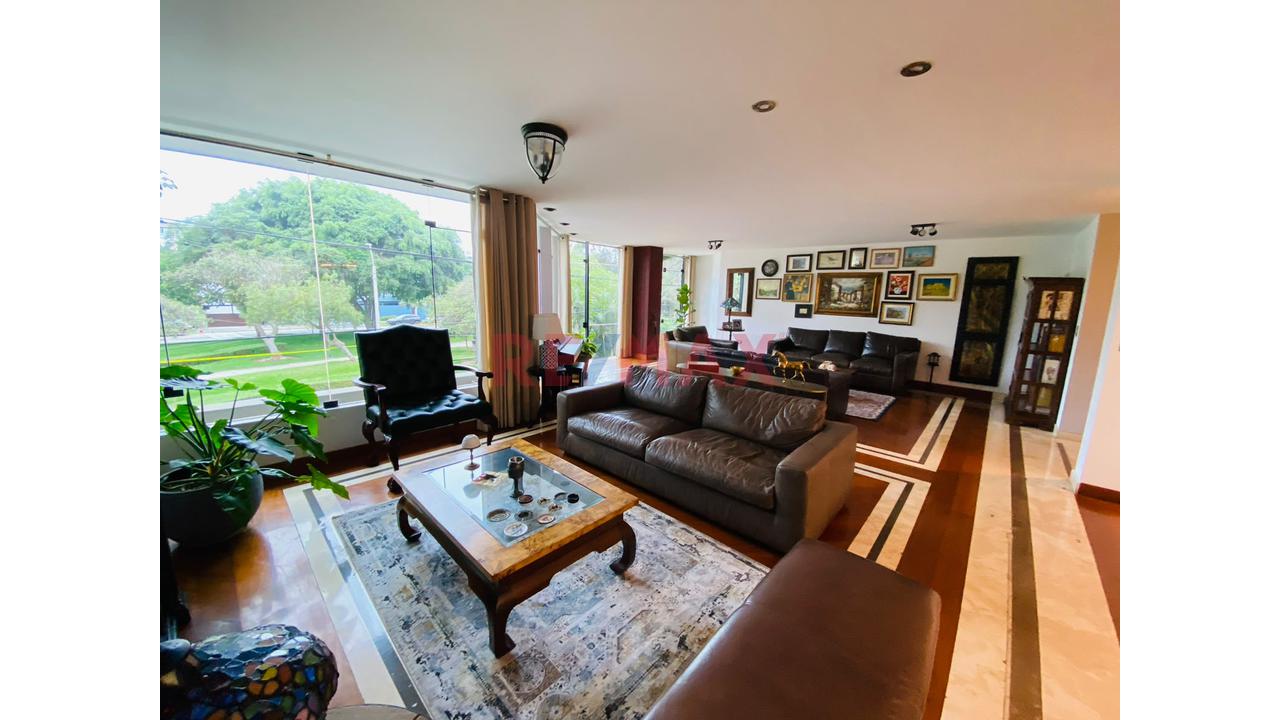 Exclusivo Flat De 355 M² Frente Al Parque Acosta – San Isidro | Ascensor Directo + 3 Cocheras
