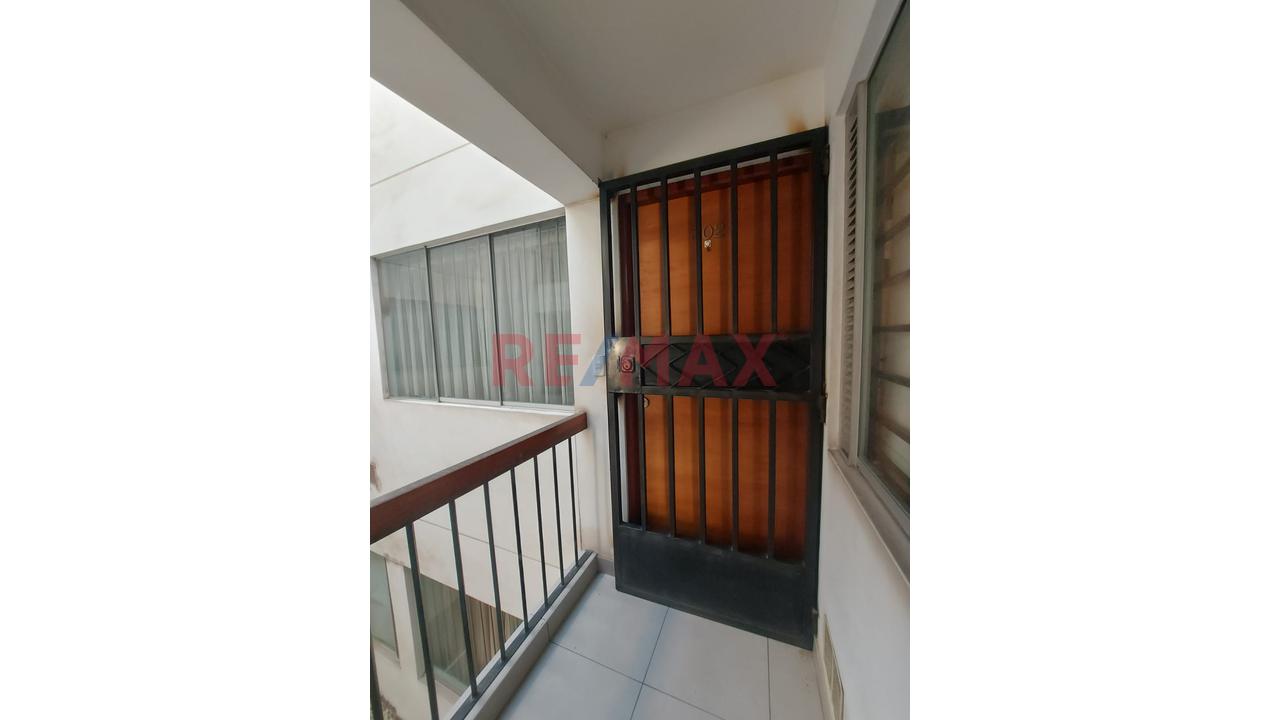 Venta De Departamento En Tercer Piso Con Cochera Cerca Al Mercado De Productores En Ate — foto 3