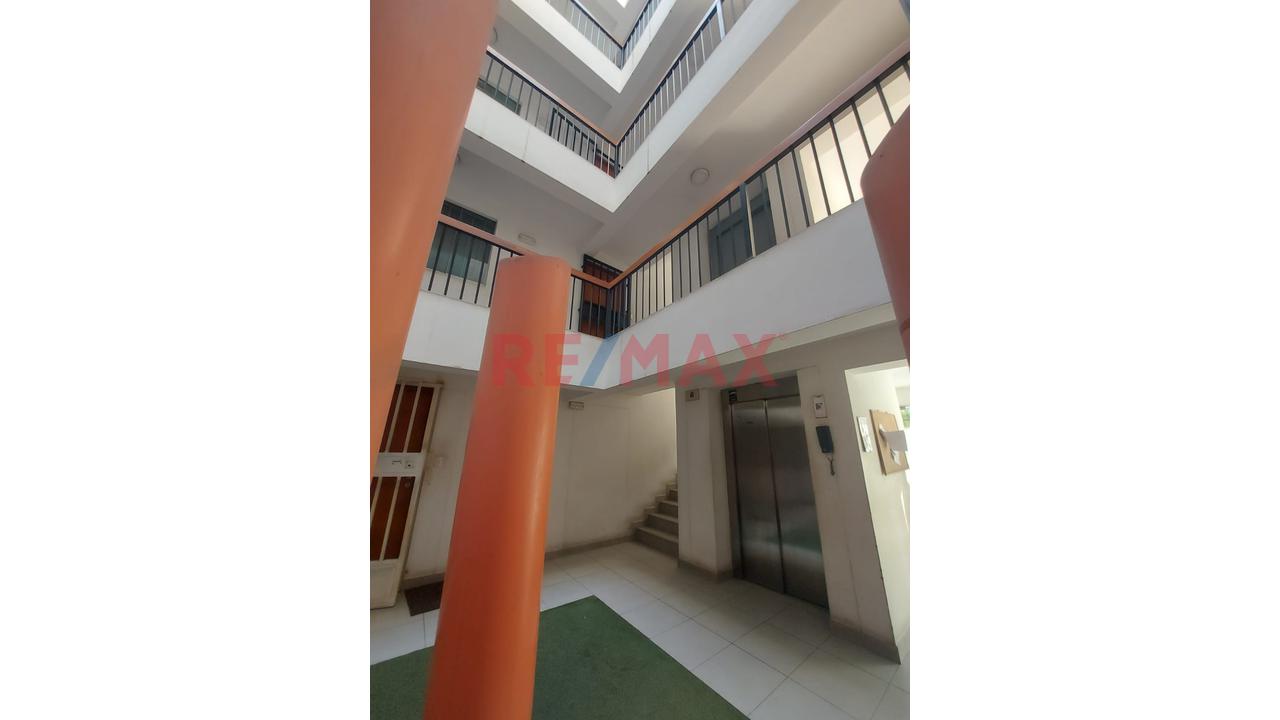 Venta De Departamento En Tercer Piso Con Cochera Cerca Al Mercado De Productores En Ate — foto 2