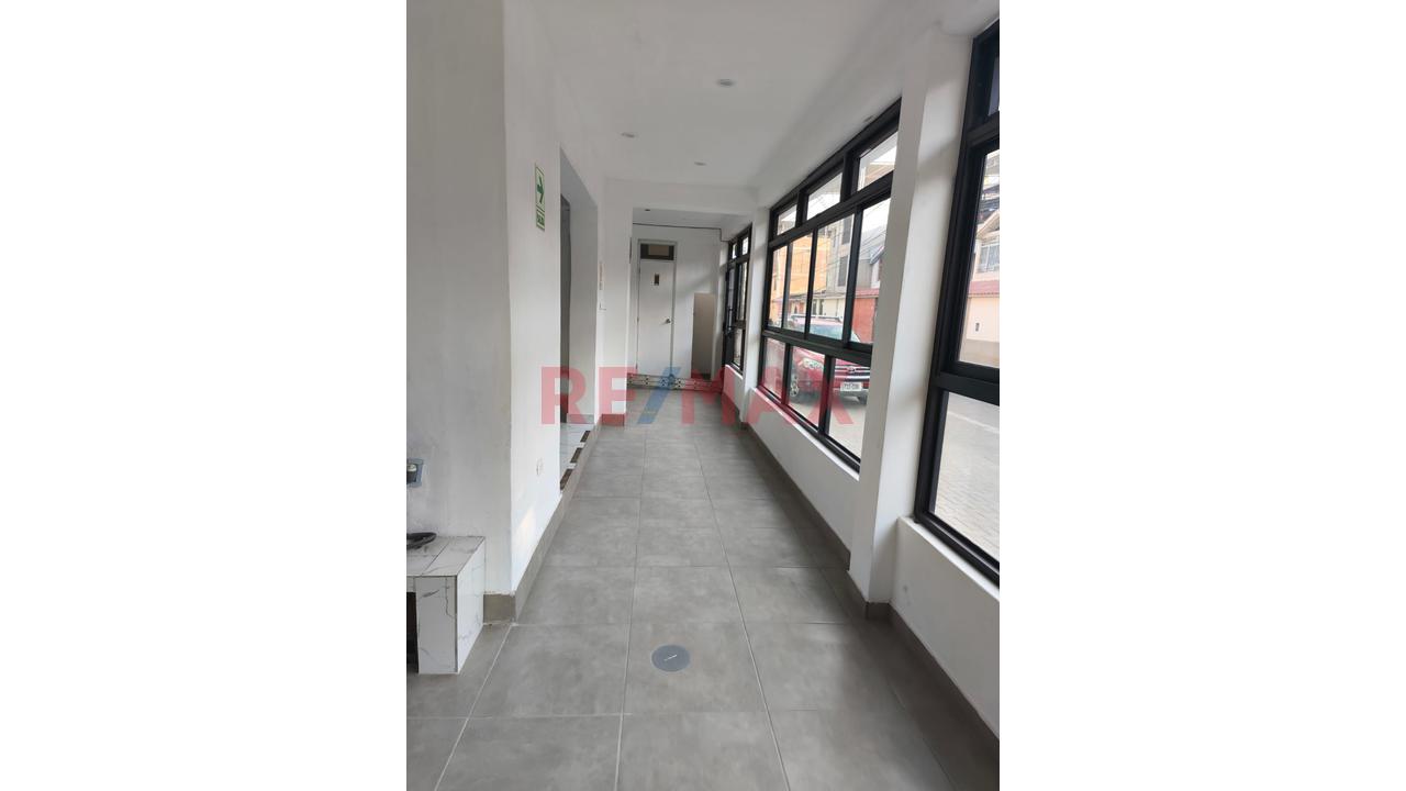 Moderno Local Comercial En Urb. Angamos - 5