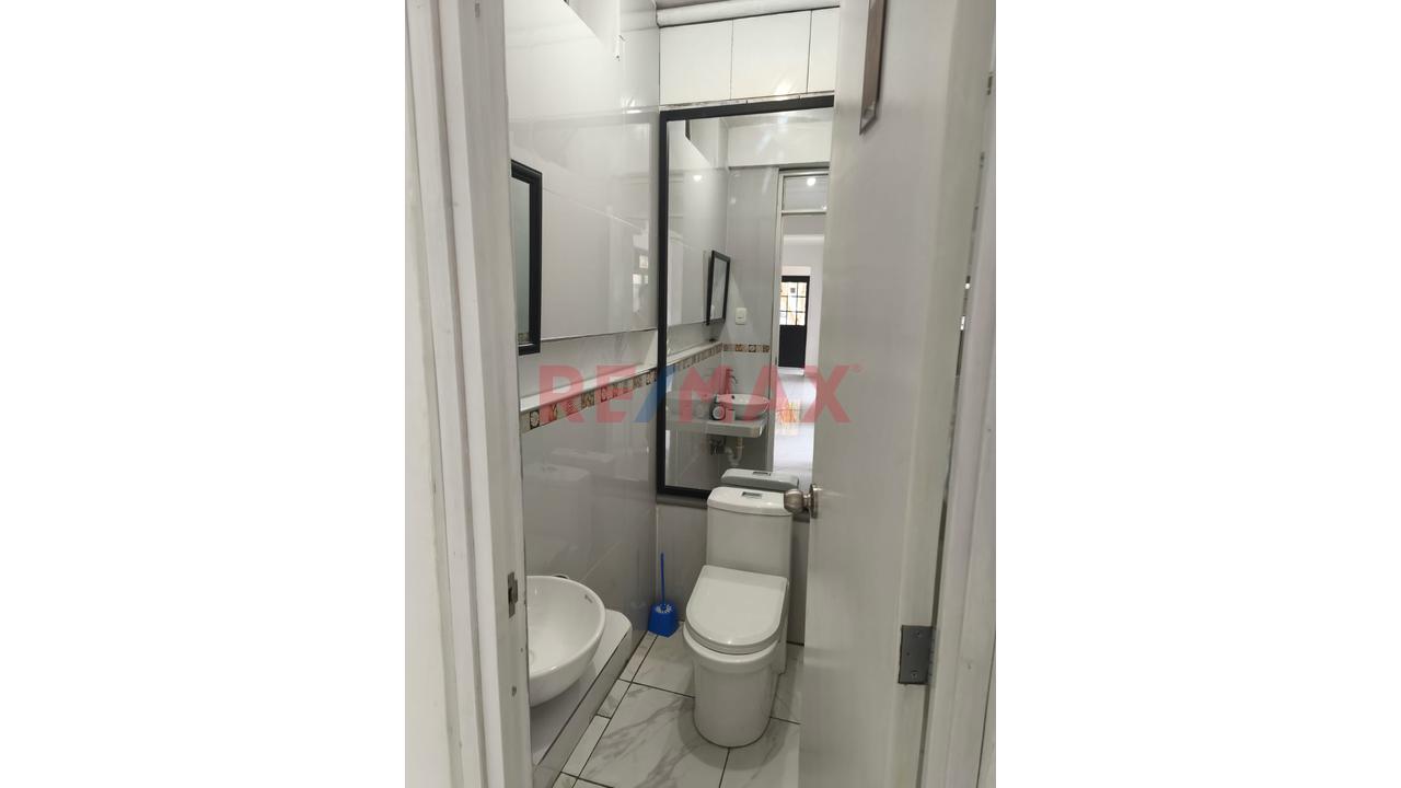 Moderno Local Comercial En Urb. Angamos - 7