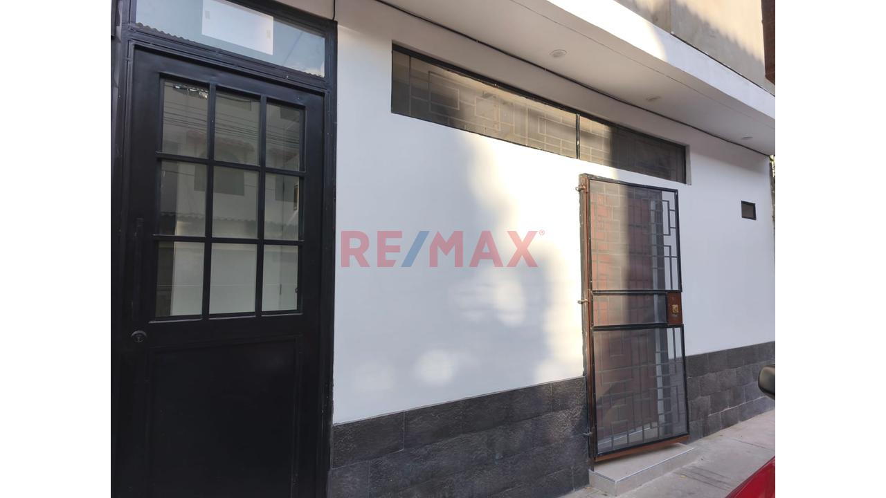 Moderno Local Comercial En Urb. Angamos - 9