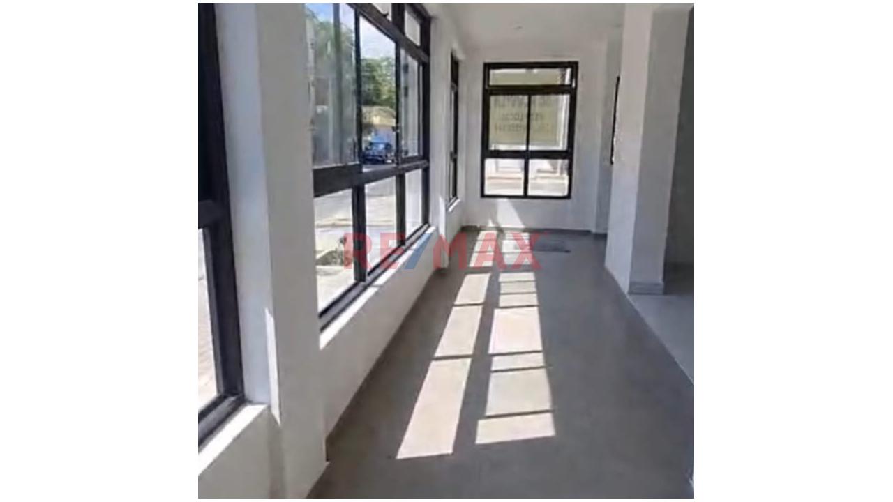 Moderno Local Comercial En Urb. Angamos - 4
